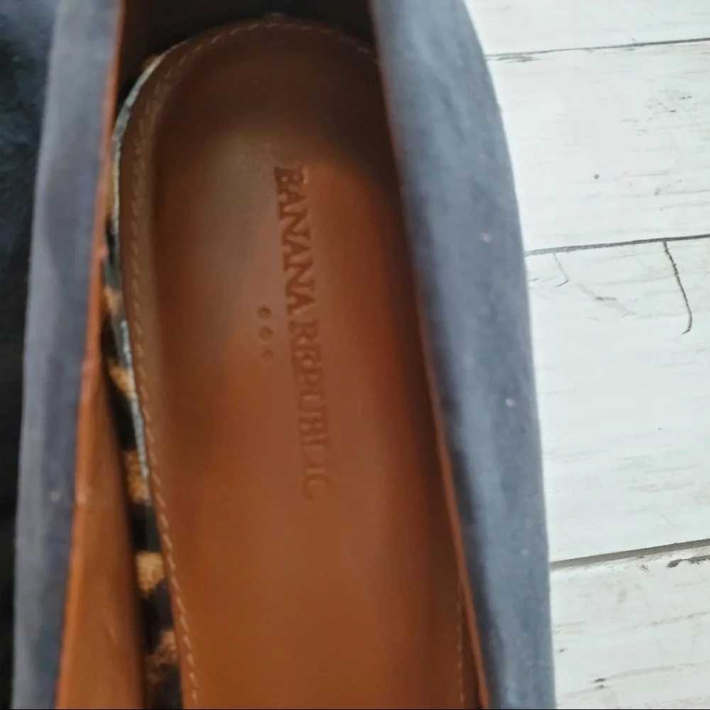 Banana‎ republic gray suede wedge close toed heel size 9